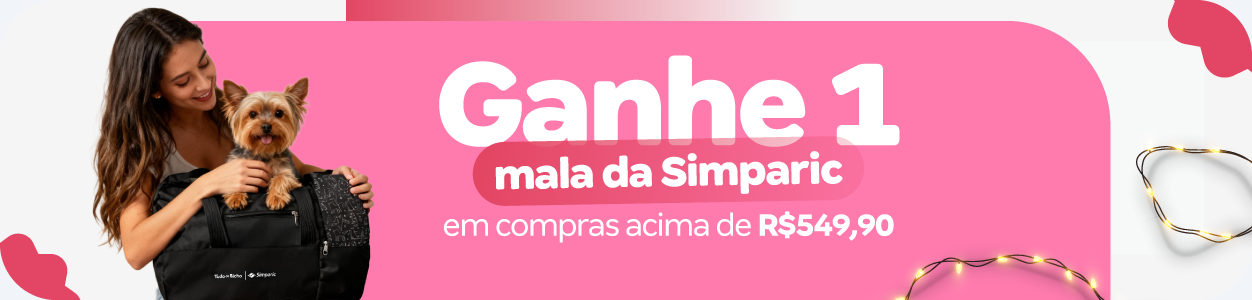 Mala de viagem Tudo de Bicho no colo de uma tutora com seu Yorkshire